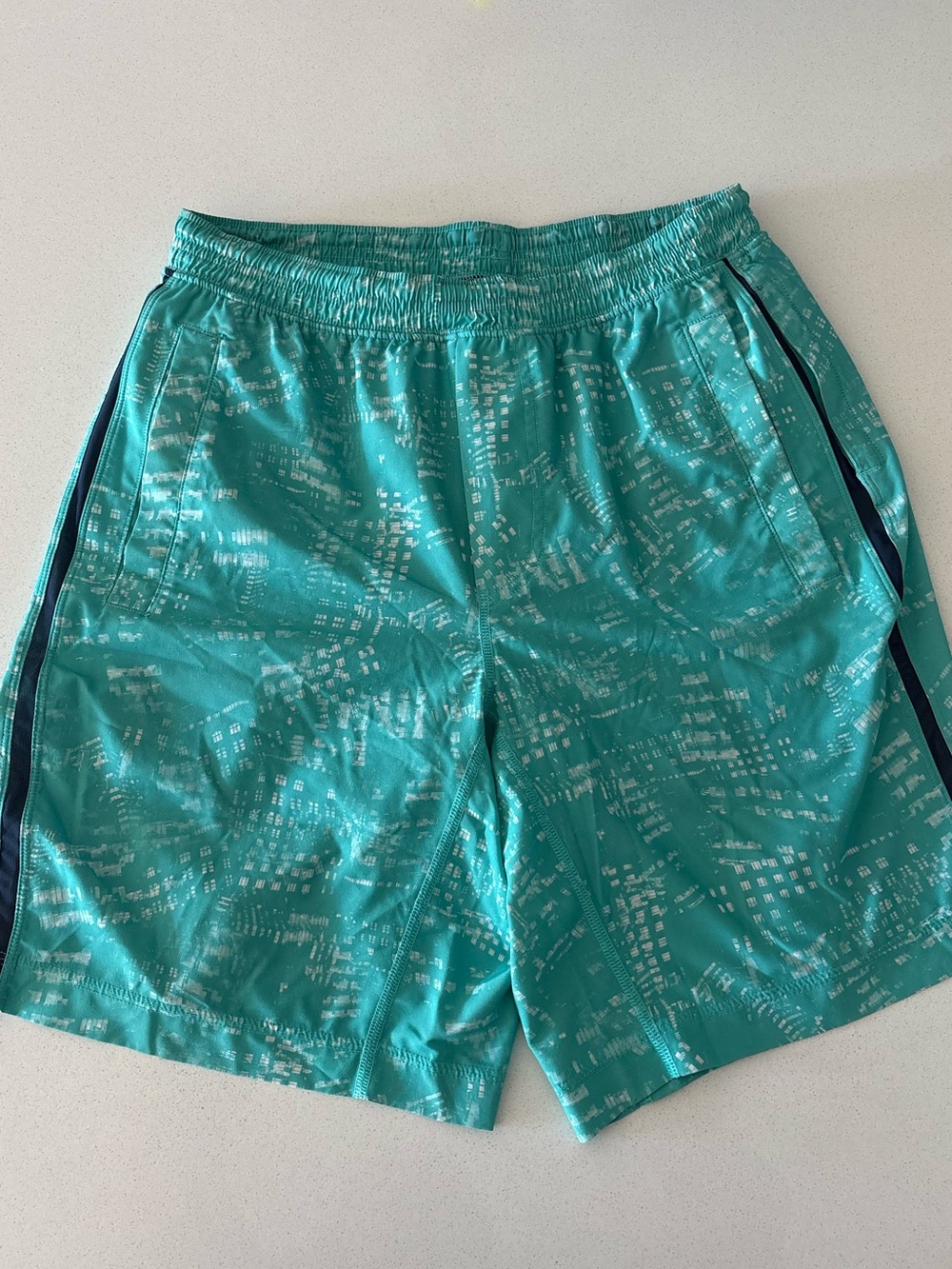 Lululemon Pace Breaker athletic shorts in a seafoam green geo print Size M